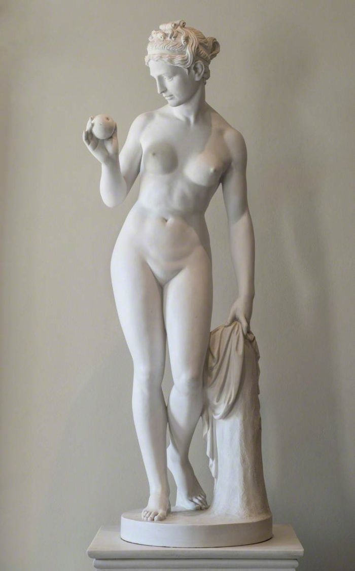statue Venus with apple (1)