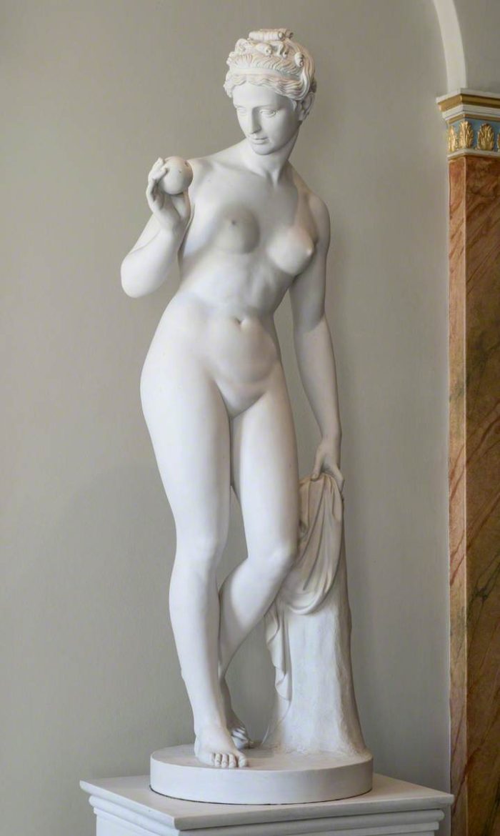 statue Venus with apple (2)