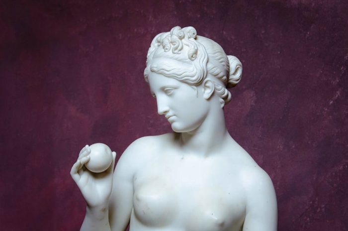 statue Venus with apple (4)