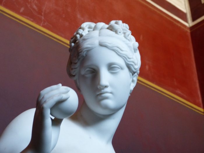 statue Venus with apple (5)