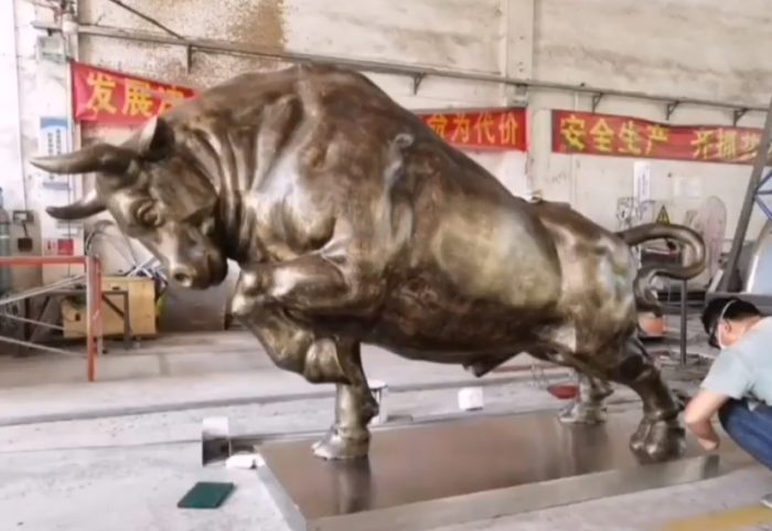 charging bull statue2