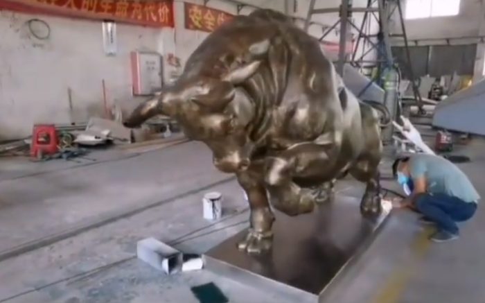 charging bull statue3